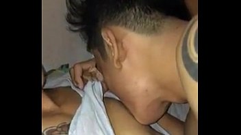 Молодчик сделал массаж обнаженной телке и она взялась онанировать половую щелочку