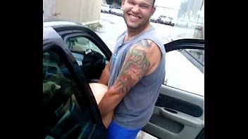 Голубоглазая поебушка дрюкается с с татуированным парнем